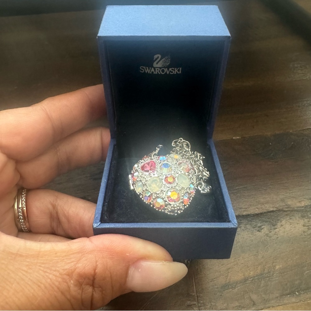 Beautiful heart shaped pendant with chain.